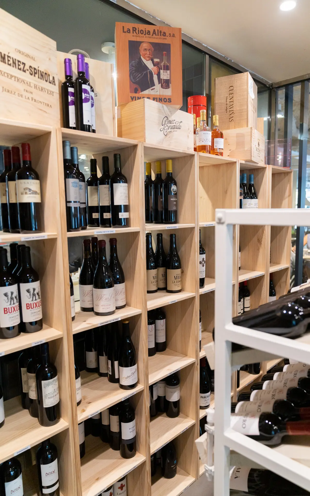 Bodega de vinos de Carbònic Restaurant Salou - más de 400 referencias