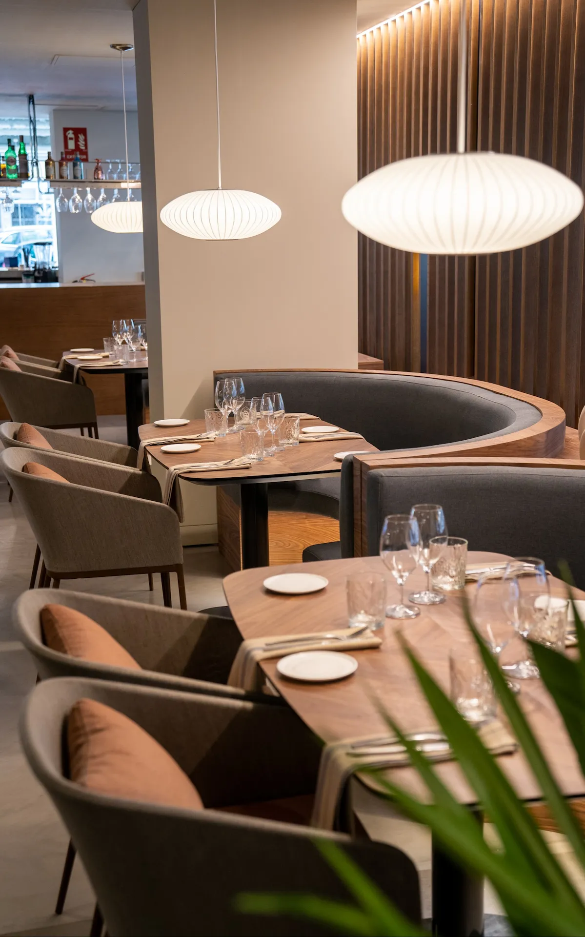 Menjador principal de Carbònic Restaurant Salou amb taules i bancs