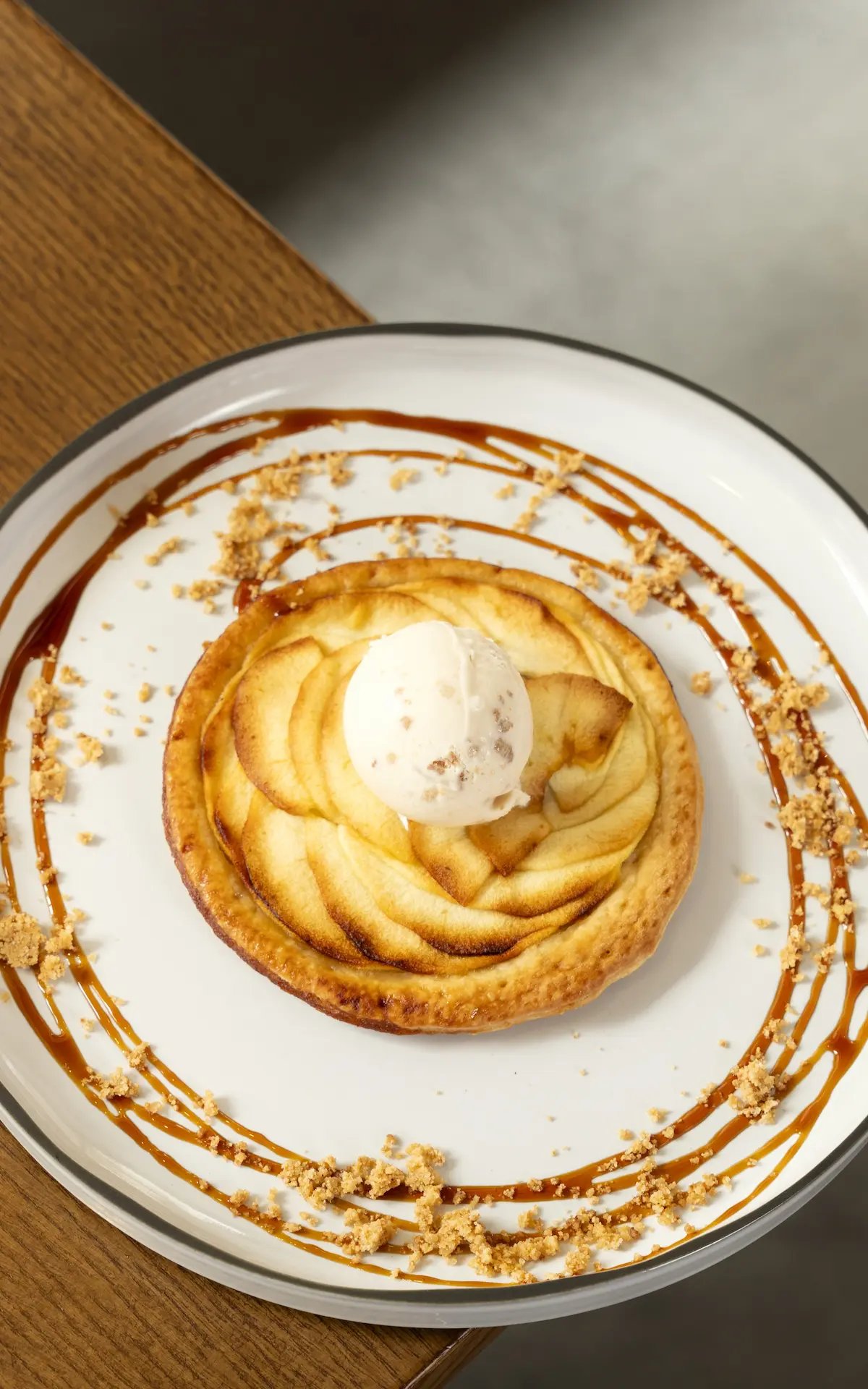 Tarta fina de manzana con helado de vainilla - Carbònic Restaurant Salou