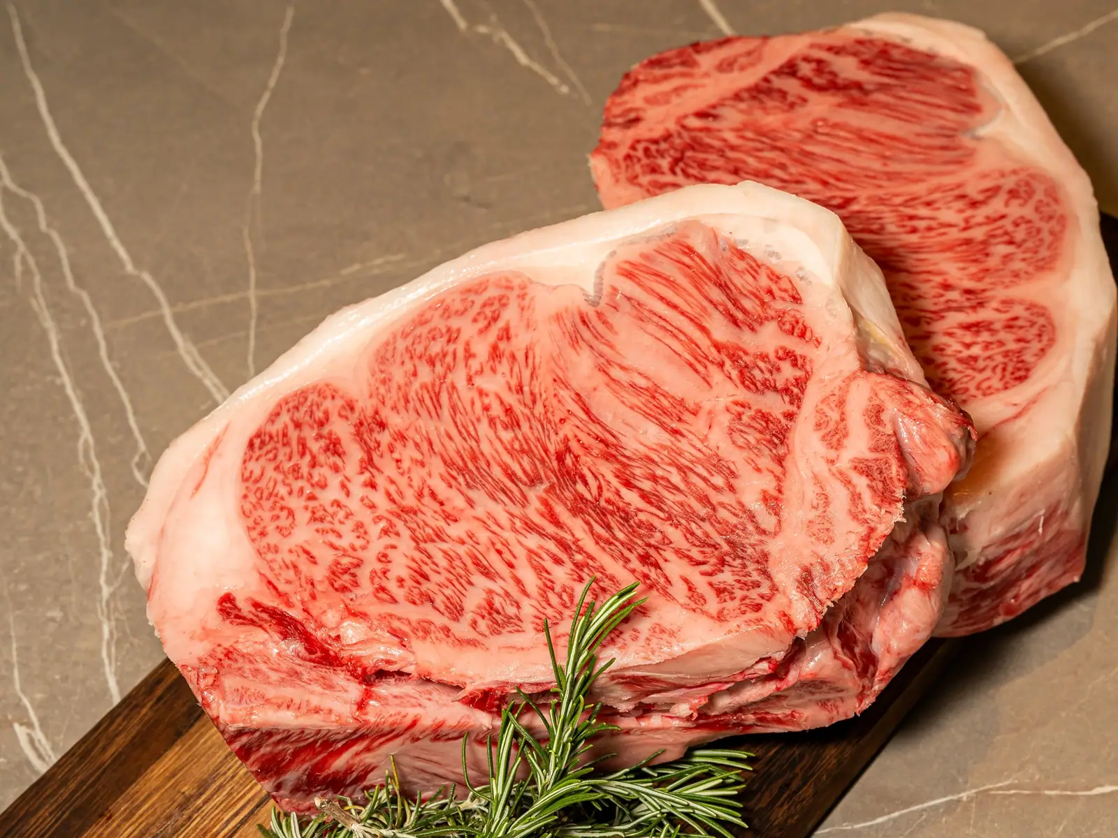 Wagyu Kagoshima A5+ BMS 12 en tabla — Carbònic Salou
